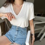 半袖シャツを着た女性