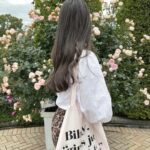 女の子の後ろ姿