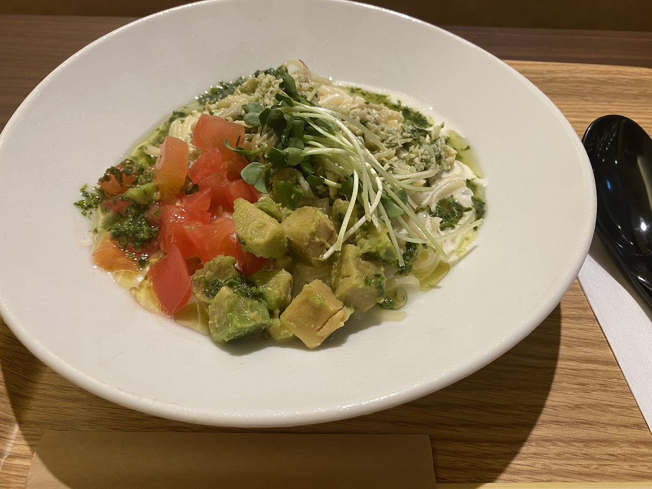 トマトとアボカドのクリームバジル涼麺