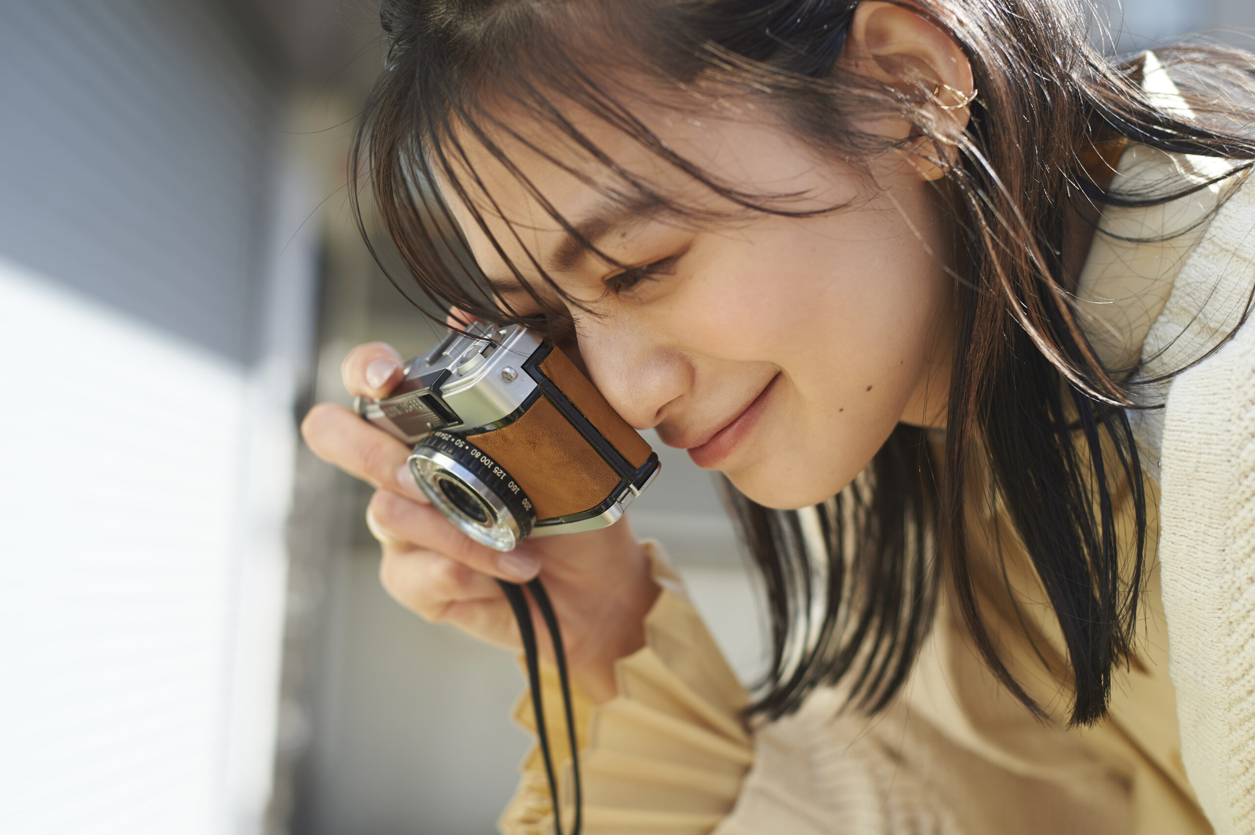 写真を撮っている女の子