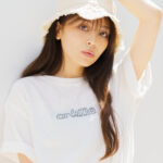 帽子をかぶっている女性の上半身