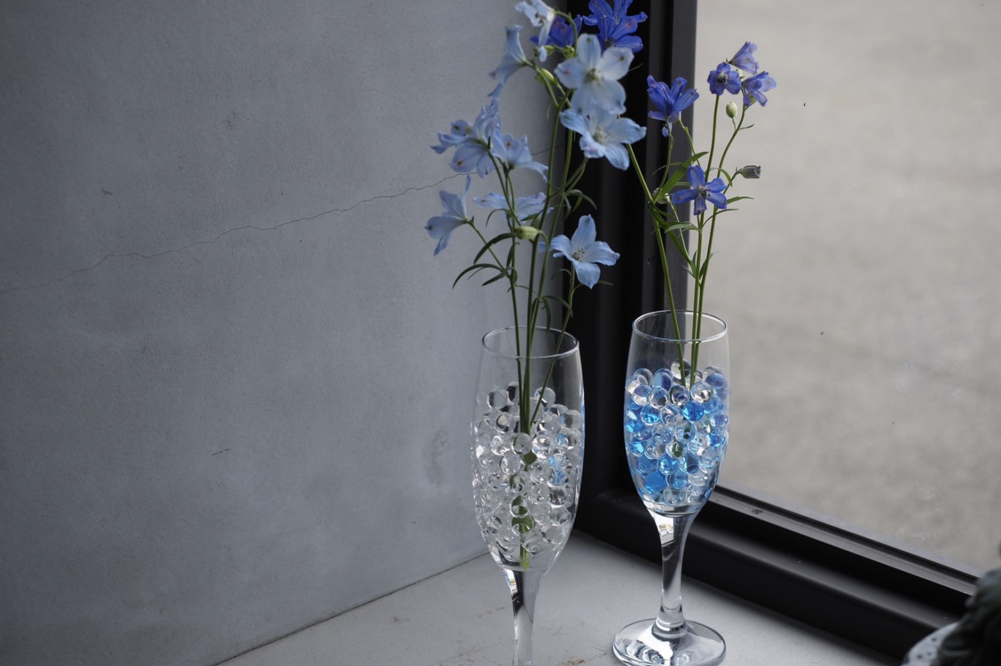 シャンパングラスに一輪の花が生けられている