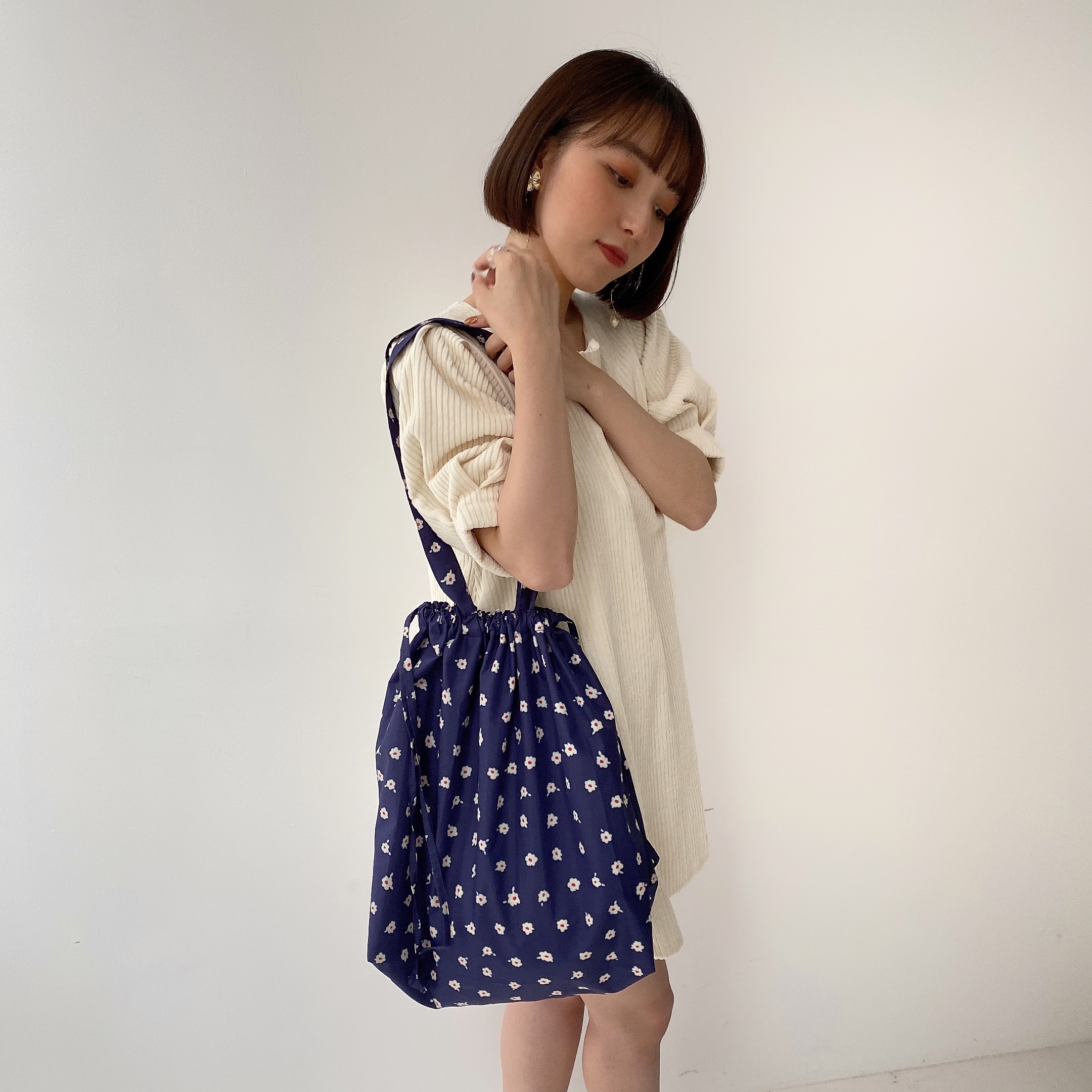 バッグを持った女性