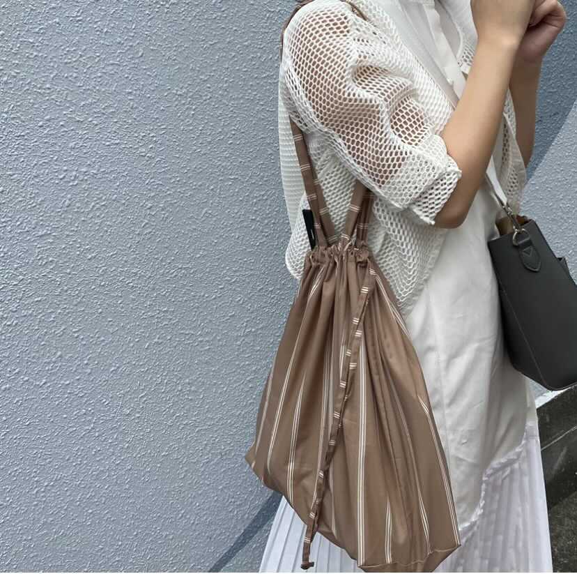 バッグを持っている女性