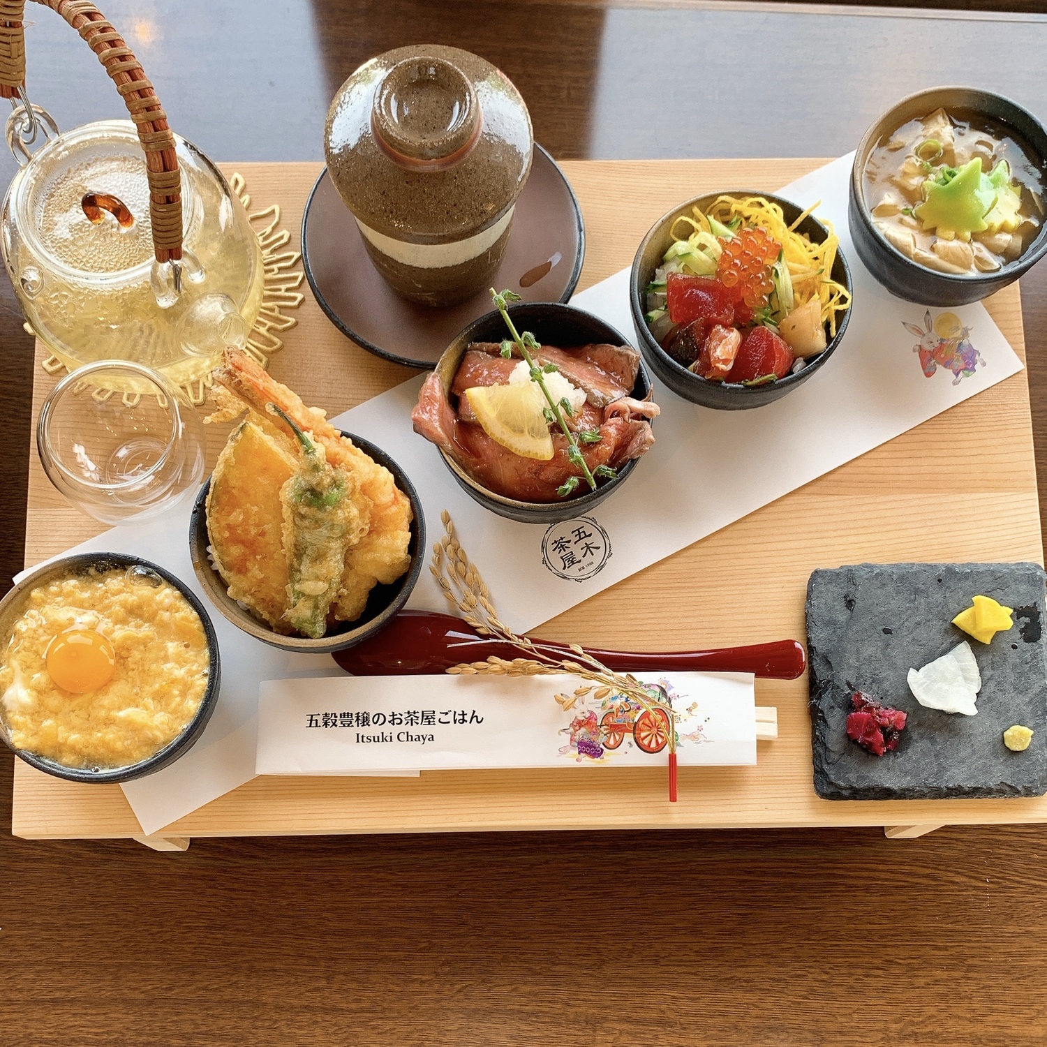 お料理の写真、少し傾いている