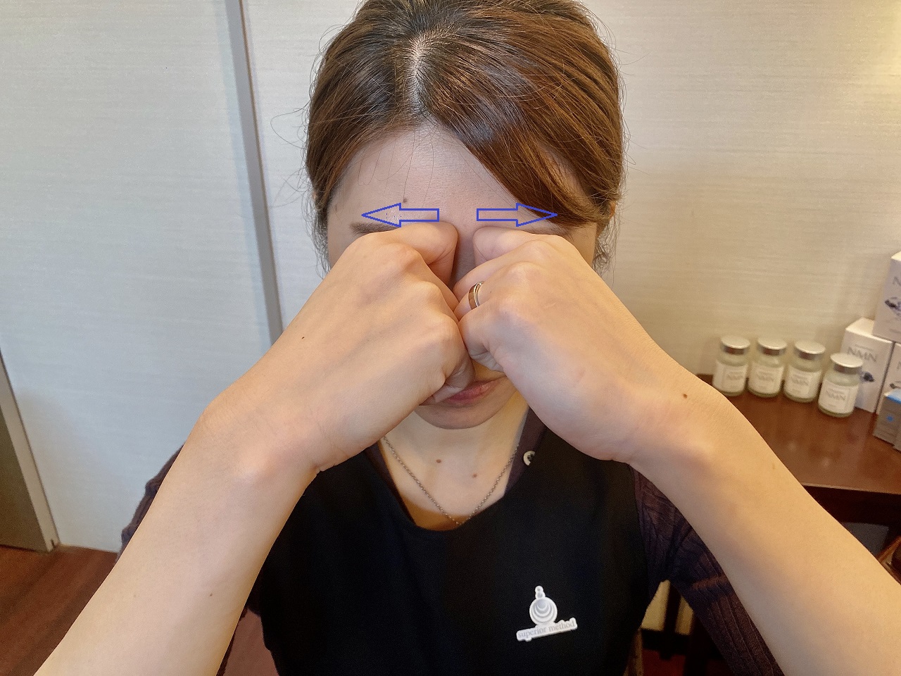 眉間のマッサージ