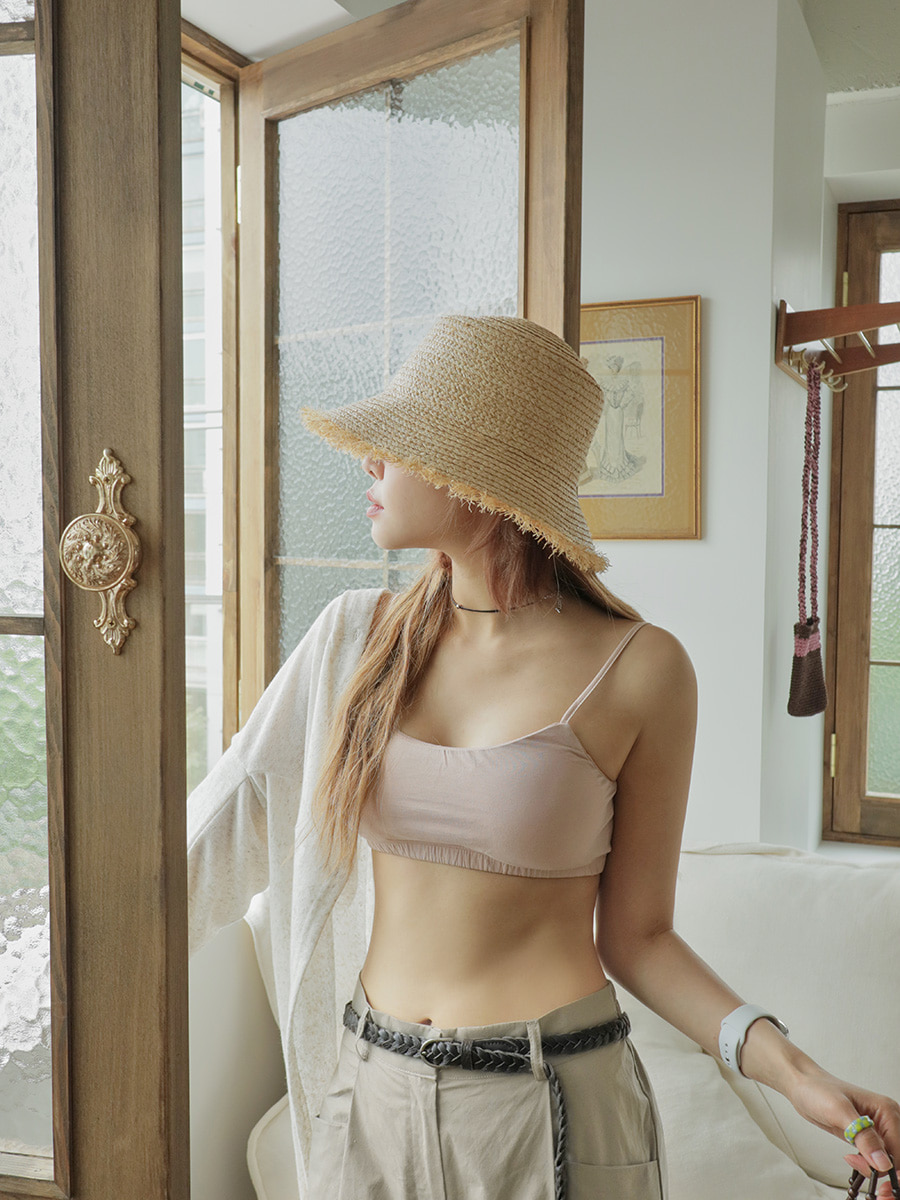 ブラトップを着こなす女性
