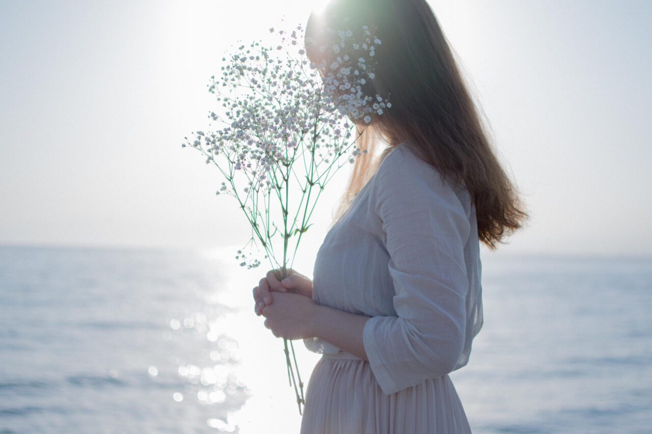 花を持っている女性