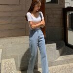 ミニ丈Tシャツとデニムパンツのコーデ
