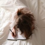ノートを書いている女性