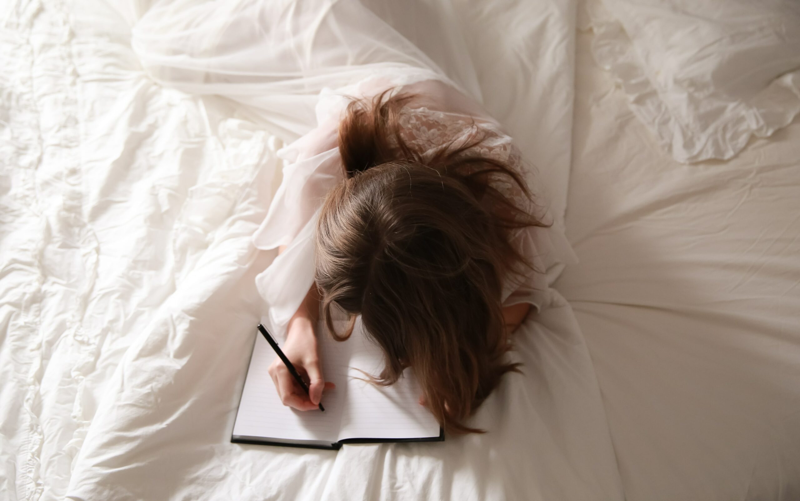 ノートを書いている女性