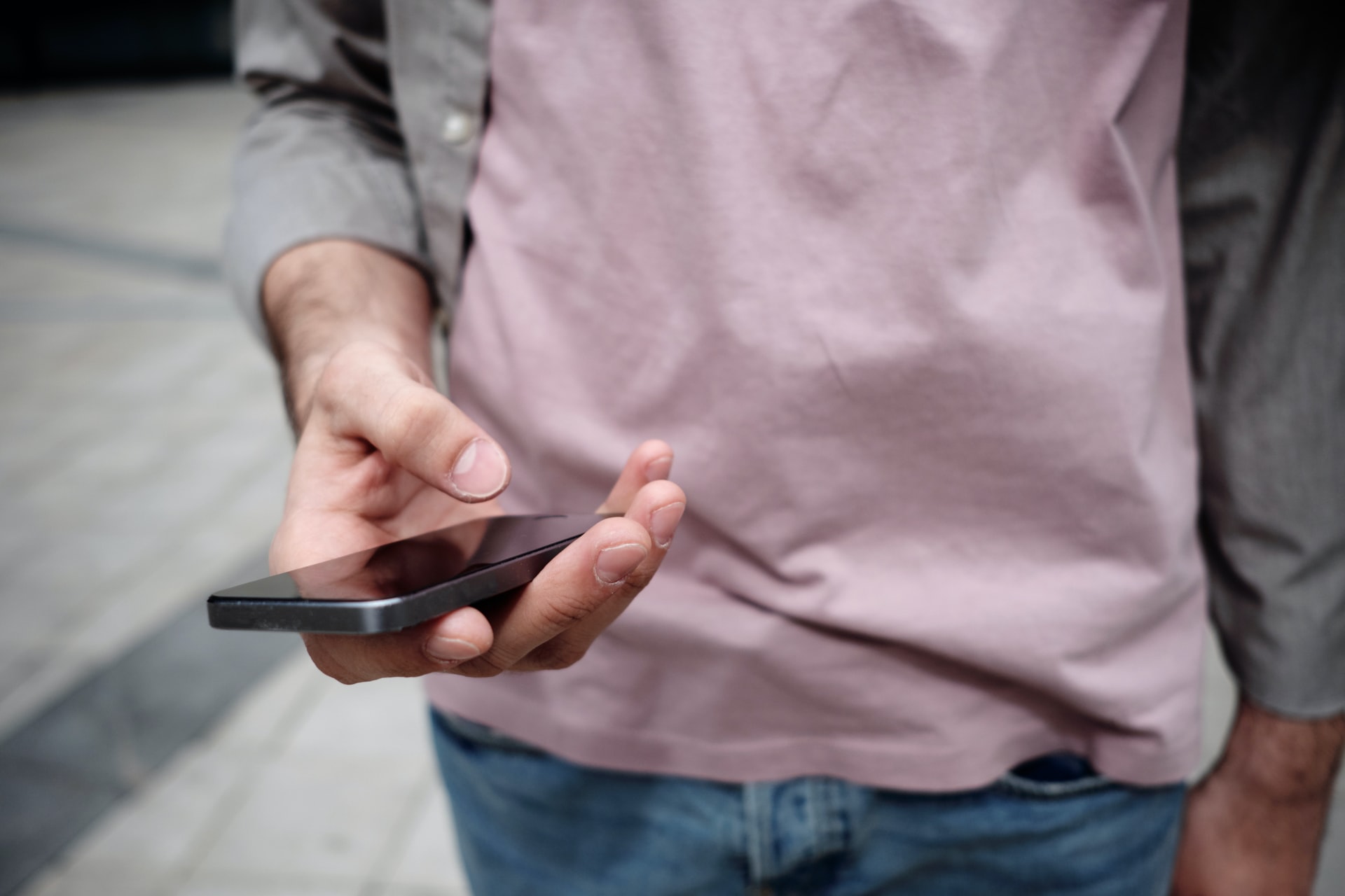 スマホを触る男性