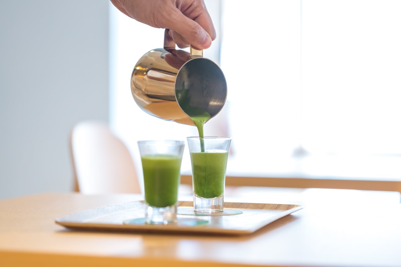抹茶を淹れるところ