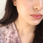 女性の半顔