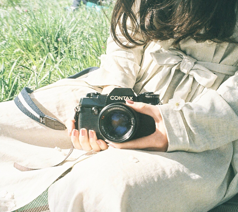 カメラを持っている女性