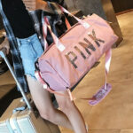 ボストンバッグとスーツケースを持つ女性
