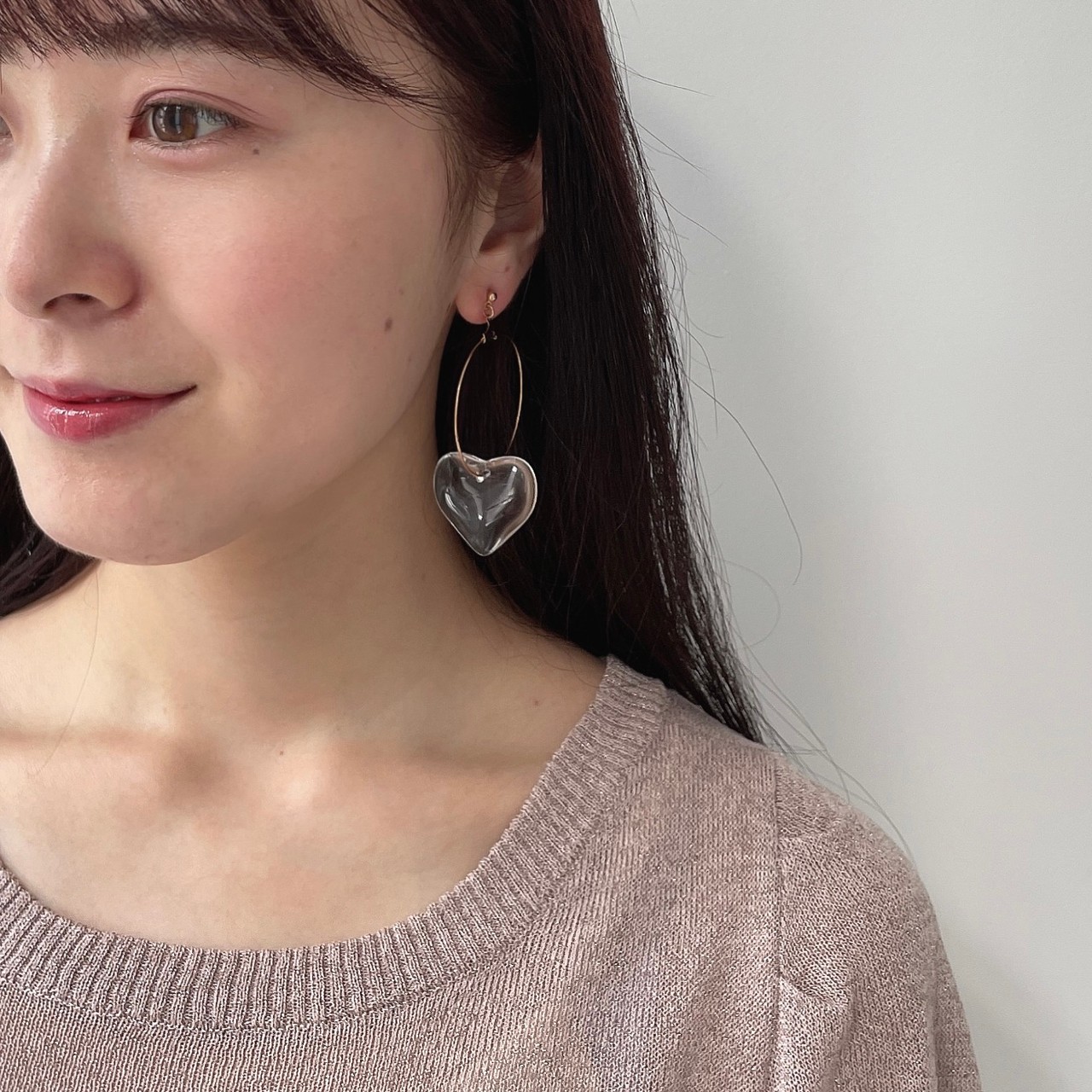 イヤリングをつけた女性