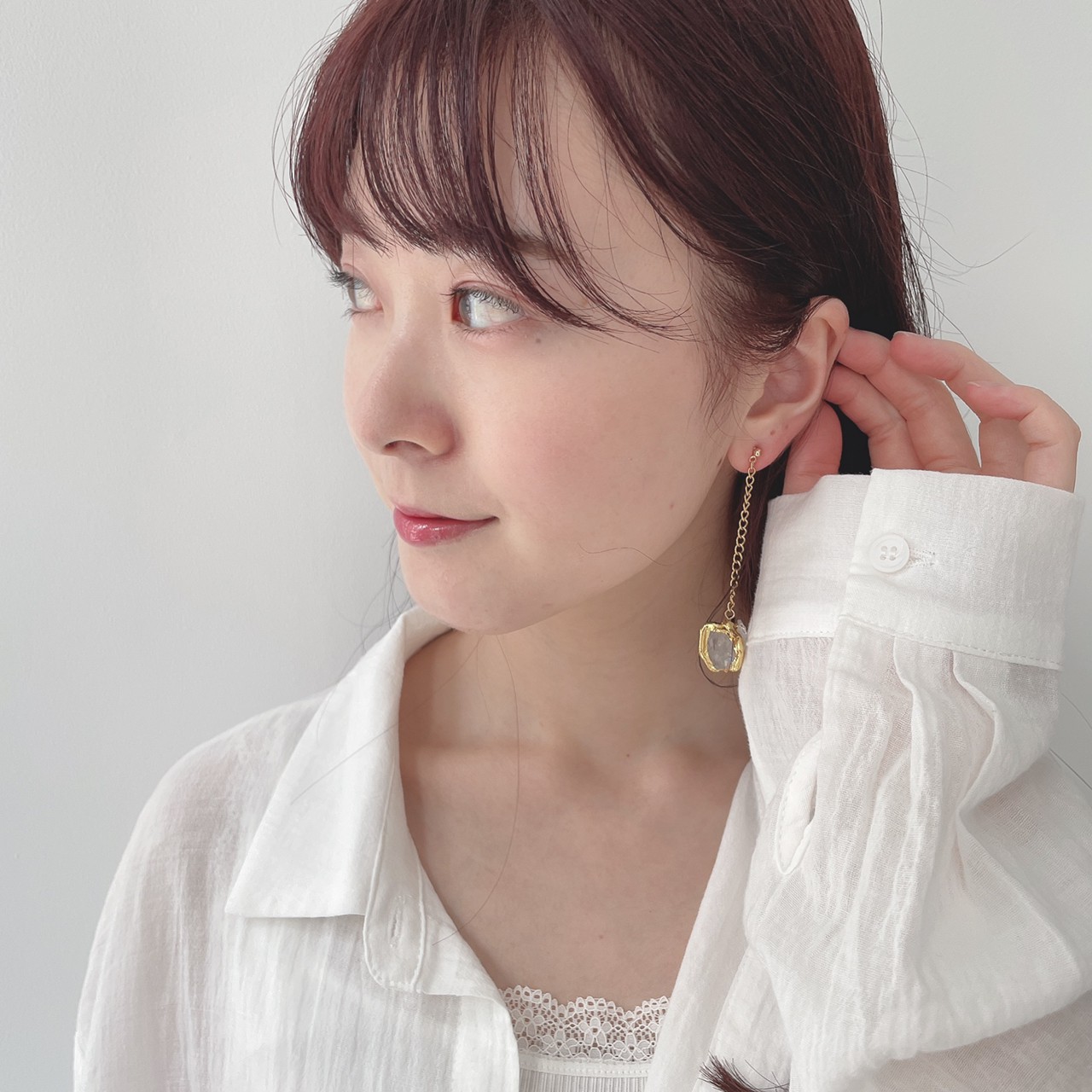 イヤリングをつけた女性