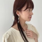 アクセサリーをつけた女性の横顔