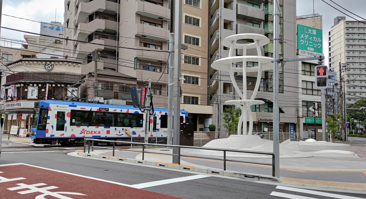 大塚の町に都電が走る様子