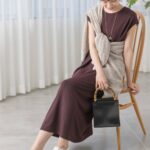 ロングワンピースを着た女性