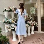 花屋で花を見る女性