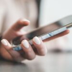 スマホを確認する女性