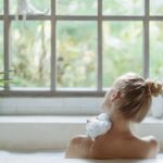 お風呂に入る女の人の写真