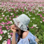 お花畑にいる女の子