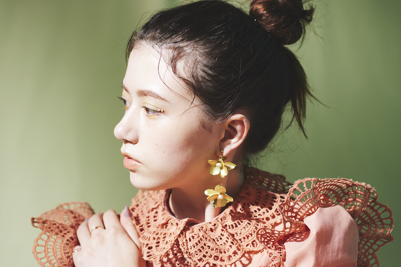 横向きの女性