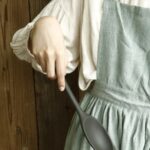 エプロンの女性