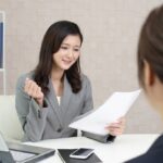 面接官の女性とスーツを着た女性
