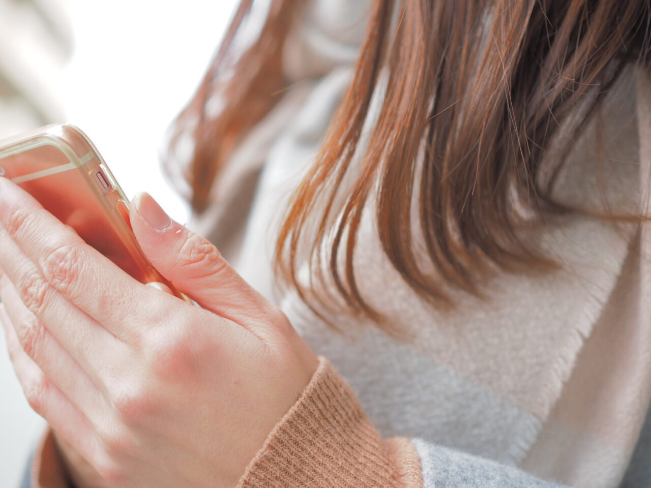スマホを手にする女性