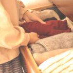タンスの中の服を選んでいる様子