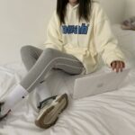 パソコンを触る女性