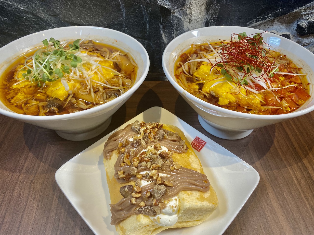 2種の酸辣湯麺と台湾カステラ