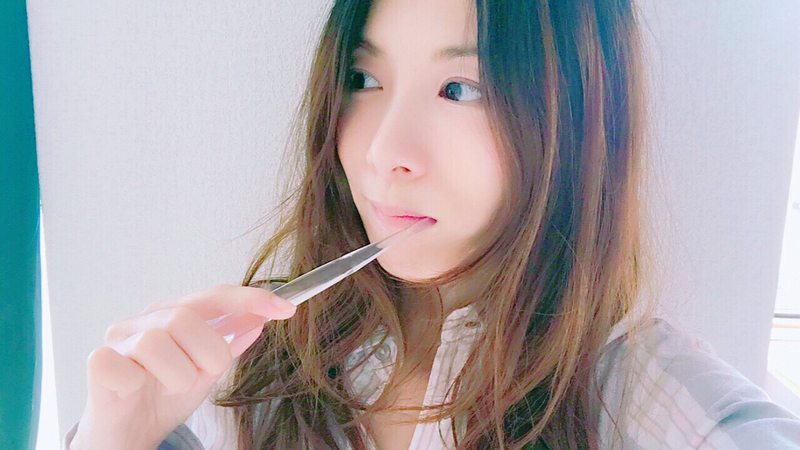 歯磨きをする女性