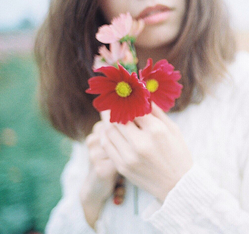花を持つ女性の口元