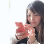 スマホを見る女の子