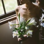 花を持っている女性と寄り添う男性