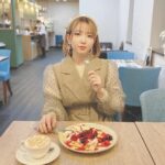 カフェで食事をしている女性