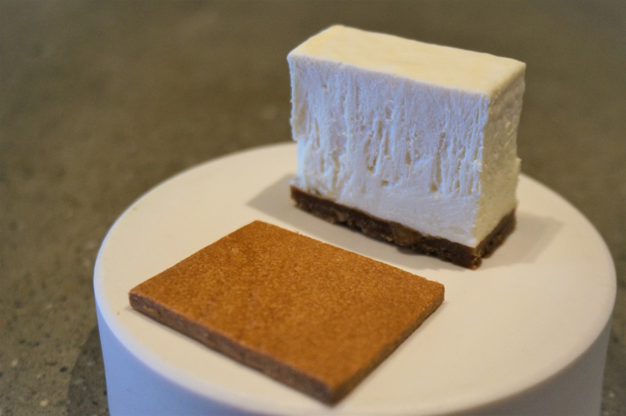 きな粉クラストのレアチーズケーキ