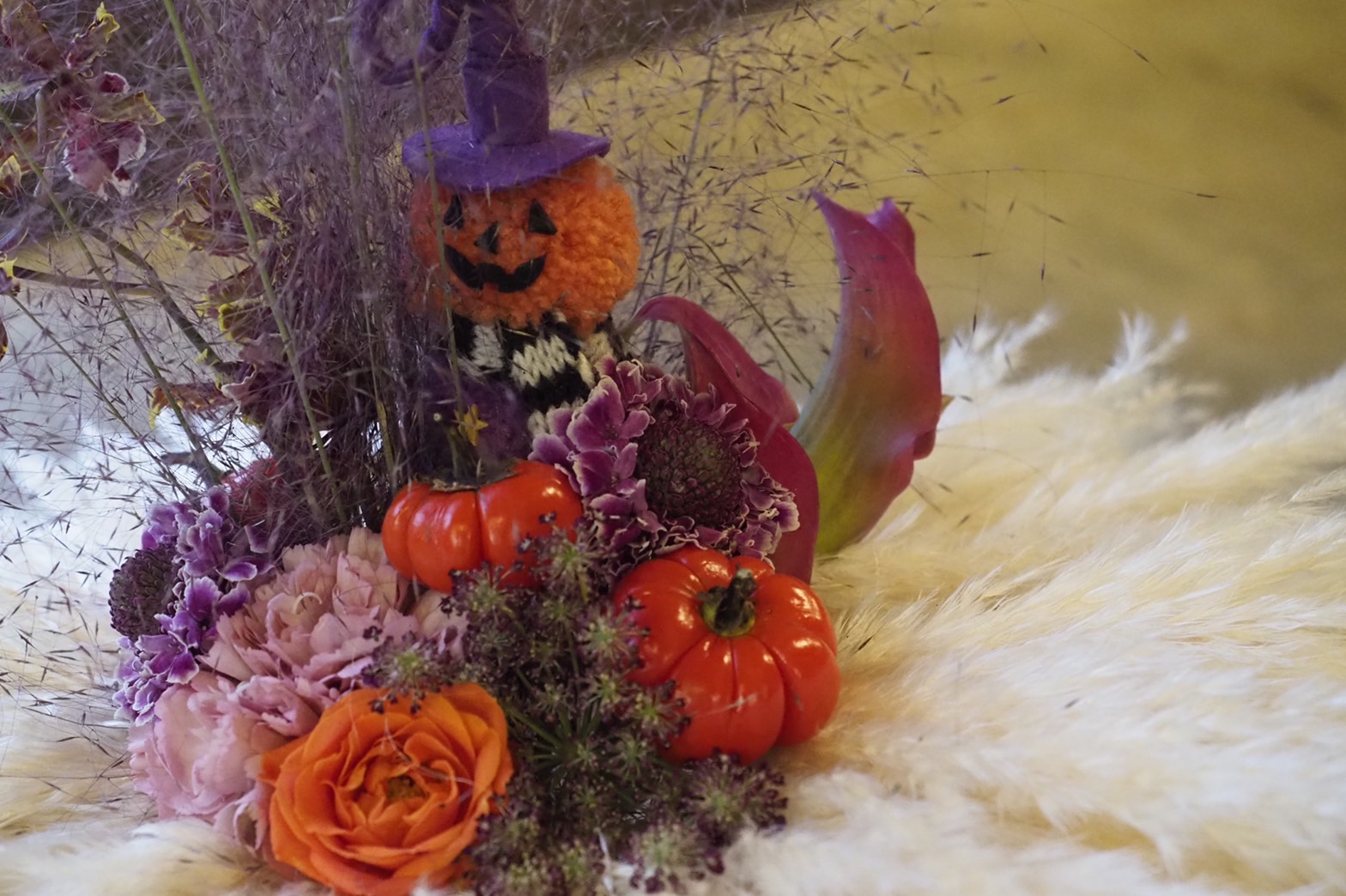 ハロウィンのお花 みんなはどれが好き 気鋭のフラワーアーティスト3名が教える簡単 可愛いディスプレイ Mery