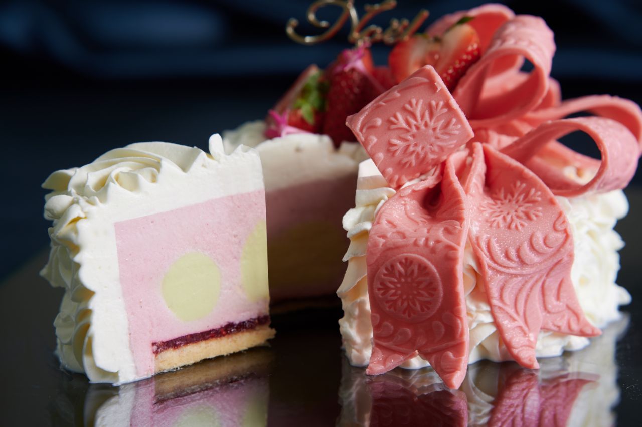 「ビジューリボンムースケーキ」