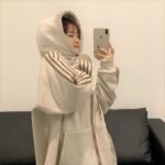 スマホを見て微笑む女の子