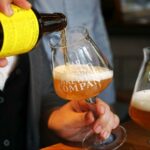 クラフトビールをグラスに注ぐ人