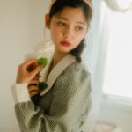 お花を持った女性