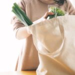 買い物袋から野菜を取り出す女性