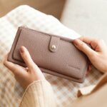 財布を持っている女性