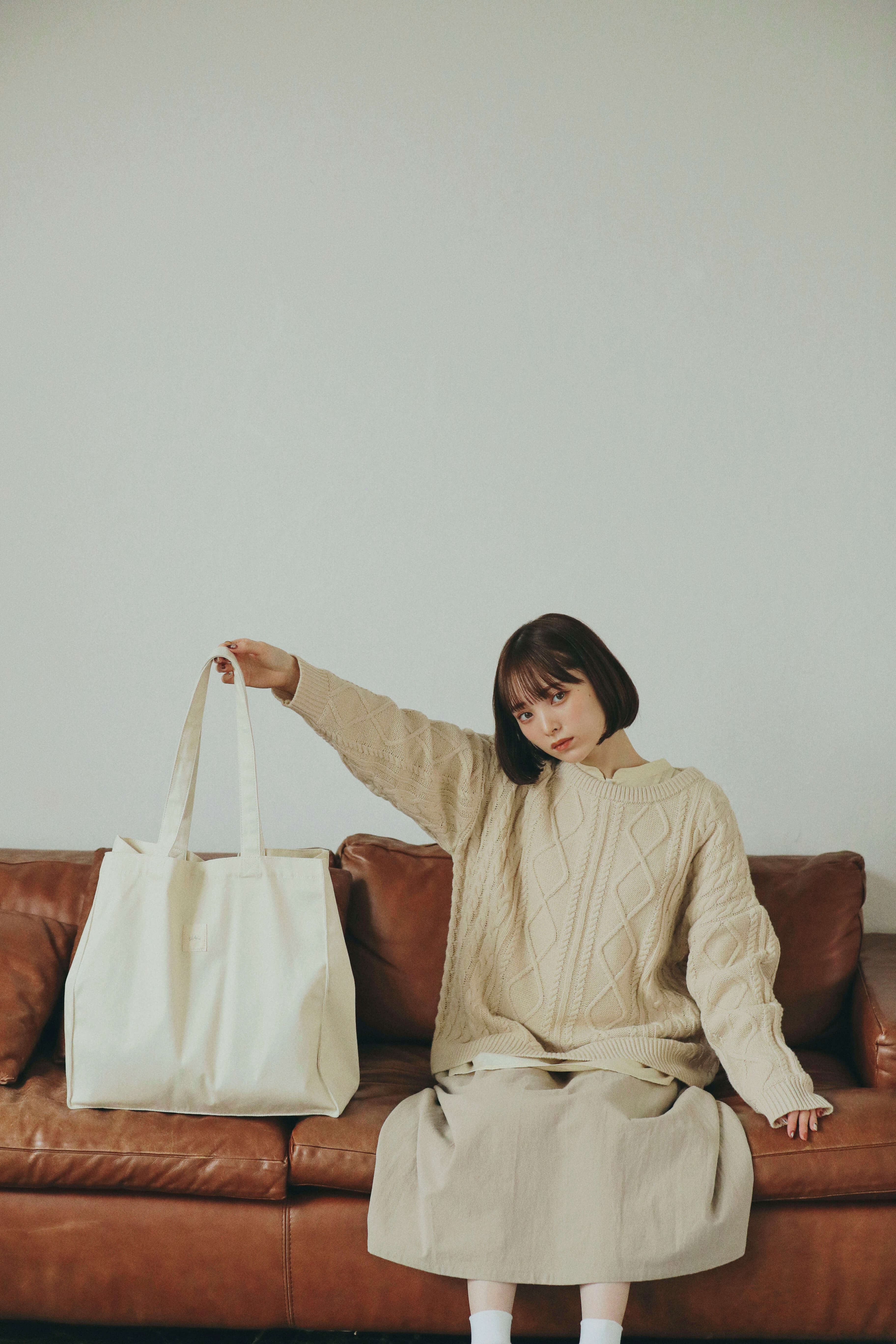 バッグを持つ女性